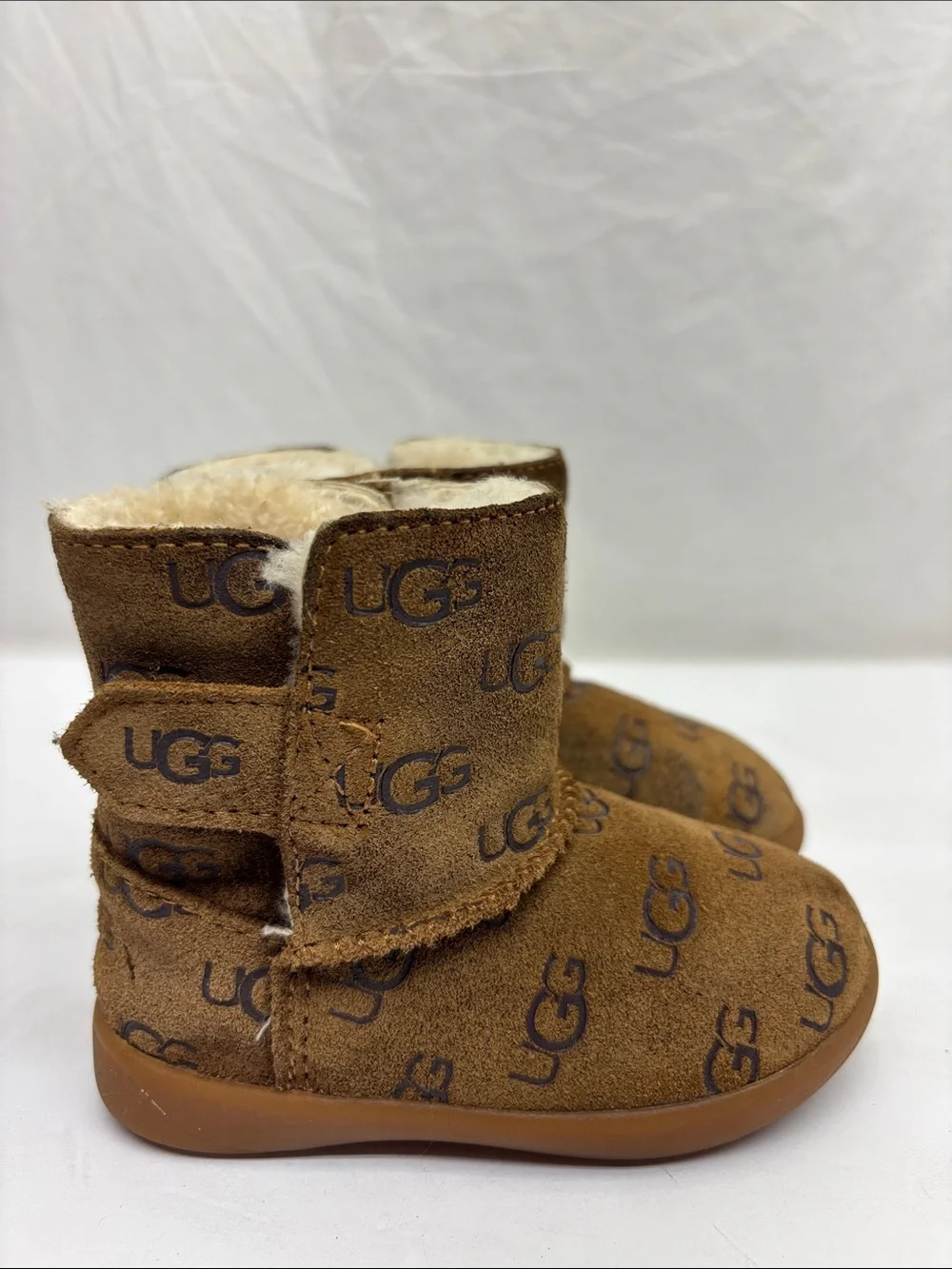 UGG baby’s Chestnut Logo Classic Boot, SZ 6, box 78